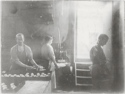 M 3231 Waarschijnlijk bakkers in de electrische bakkerij/koekfabriek de Volharding in de Westluidensestraat