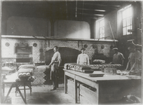 M 3239 Waarschijnlijk bakkers in de electrische bakkerij/koekfabriek de Volharding in de Westluidensestraat