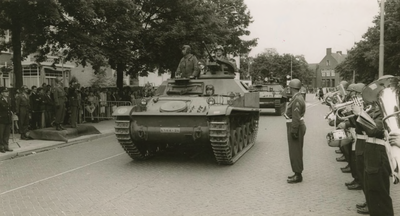 M 325 Er wordt in de stad een grote militaire parade gehouden met het Bataljon Chasse Tiel