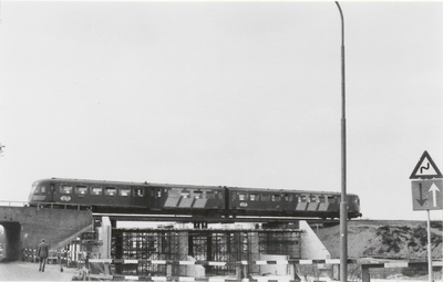 M 3252 De bouw van het viaduct aan de Westroyensestraat. Links op de foto het treinviaduct. De foto is genomen vanaf de ...