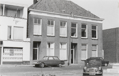M 3253 Panden gelegen aan de Varkensmarkt, met de huisnummers 5 en 6. De foto is genomen kort voor de sloop