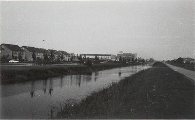 M 3255 Links op de foto de Hellouwlaan. In het midden van de foto de Betuwesporthal. Geheel rechts de Inundatiedijk en ...