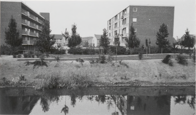 M 3256 Bovenaan op de foto flats gelegen aan de Wadenoyenlaan. De huizen op de achtergrond links uit het midden zijn ...