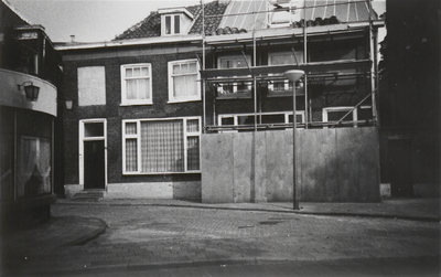 M 3258 Rechts op de foto de woning aan de Chassestraat die wordt verbouwd tot makelaarskantoor. Geheel links op de foto ...