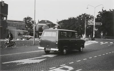 M 3259 Op de voorgrond een gedeelte van de Veemarkt. Geheel rechts het Burgemeester Hasselmanplein. Links het ...