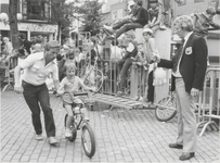 M 3276 Op de Groenmarkt wordt een fietscrosswedstrijd gehouden voor de jeugd. Rechts op de foto dhr. Andernach Jr