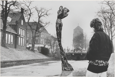 M 3298 Kunstwerk stadsgracht. Dinsdagavond 11 maart 1987 zal bekend zijn of een 5 meter hoog kunstwerk in brons in de ...