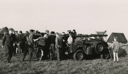 M 332 Militairen op de Nieuwe Kade tonen hun uitrusting aan de Tielse jeugd