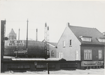 M 3330 Toonkamer en gashouder gasfabriek. De toonkamer van de gasfabriek rechts op de foto. Links op de foto de ...