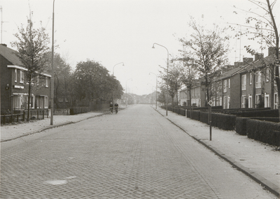 M 3349 De Grotebrugse Grintweg op de autoloze zondag. Geheel links het filiaal van de Rabobank. Op de achtergrond links ...