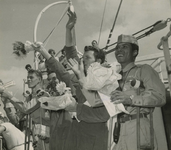 M 335 De koreastrijders uit Tiel zwaaien vanaf de boot naar hun familie