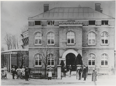 M 3352 Huis van bewaring Westluidensestraat. De foto is een reproductie van een opname van ca. 1890