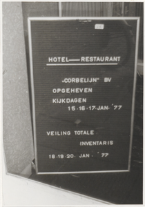 M 3434 Het roemloos einde van Hotel Corbelijn. Een bord geeft aan dat het hotel restaurant Corbelijn b.v. is opgeheven. ...