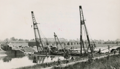 M 344 De aanleg van de aardgasleiding door het Amsterdam-Rijnkanaal. Achter de linkerbok het pompstation van de Lingeduiker