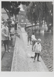 M 3443 Hengelwedstrijd jeugd st. Walburgbuitensingel, kinderen die staan te vissen in de gracht