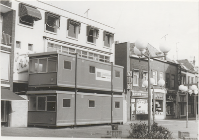 M 3451 Tijdens de verbouwing van het voormalig hotel Corbelijn, gelegen aan de Groenmarkt, worden er twee cabines voor ...