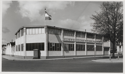 M 3459 De Hilversumse Meubelfabrieken aan de Veemarkt. Geheel links op de foto een gedeelte van de Molenstraat.