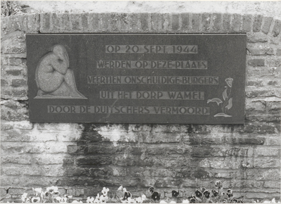 M 3472 Het monument aan de coupure, de plaats waar in de oorlog 14 mensen uit Wamel gefusilleerd werden