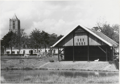 M 3475 Het hertenkamp is in gebruik genomen op 30-04-1966 Op de achtergrond de metaalfabriek Jonkers & Co. Achter de ...