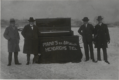 M 3476 Evtueel reclame piano's en orgels Hendrichs Tiel op bevroren Waal
