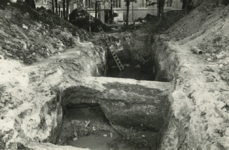 M 350 Er zijn sleuven in de grond gegraven bij de St.-Maartenskerk voor een (archeologisch) bodemonderzoek
