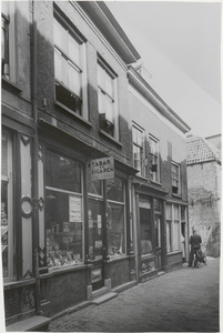 M 3510 In het midden links op de foto de tabakszaak van C.H.W. van de Linden in het Jodenstraatje
