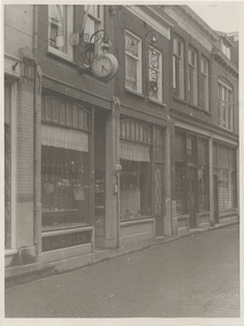 M 3522 In het midden op de foto de juwelierszaak en horlogerie van mevr. Van Soelen, aan de Weerstraat 10-12. Rechts ...