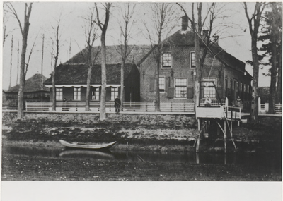 M 3540 De grote boederij van, Bierkamp te Kapel-Avezaath, waarschijnlijk staat de eigennaar op de foto