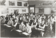 M 3565 Een klas in de school van dhr. Van Wage. Uit het midden links op de foto in een bank: Mien Izaks en Annie van ...