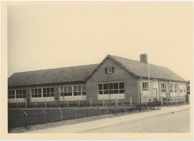 M 3586 De Christelijke U.L.O. School aan de Medelsestraat 5, werd geopend in september 1953. In november 1955 werd de ...