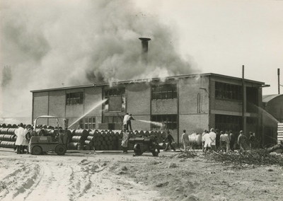M 36 Een snel om zich heen grijpende brand heeft op 17 mei 1973 omstreeks half drie een fabriekshal van Verdugt aan de ...