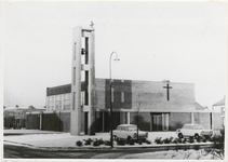 M 3610 Het nieuwe R.K.kerk der Menswording kerkgebouw, , in Tiel Oost is op 5 augustus 1965 door Z.E. Kardinaal Alfrink ...