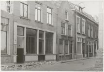 M 3611 Kerkstraat 24 ,waarschijnlijk worden er huizen afgebroken er lig allemaal puin op straat