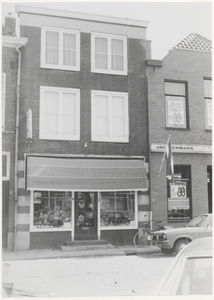 M 3613 Mevr. Rustenhoven heeft zich met haar Kruidenierswinkel gevestigd aan het Plein. Zij is met haar winkel naast de ...