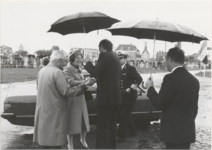 M 3616 Koningin Beatrix wordt in Tiel ontvangen door Burgemeester J. Pop en de Commissaris der Koningin Mr. W. ...