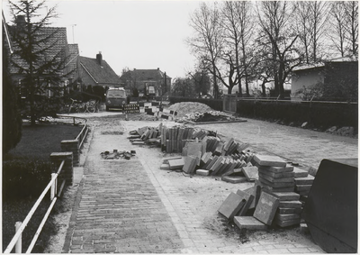 M 3622 Het eerste woonerf van de gemeente Tiel te Kapel-Avezaath de Hoge Hof wordt aangelegd. Het karwei is overigens ...