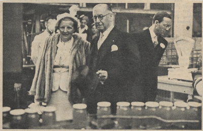 M 3629 Koninklijk bezoek Tiel. Koningin Juliana en Prins Bernhard bezoeken de jamfabriek De Betuwe. De directeur, dhr. ...