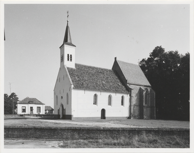 M 3674 Voor Kapel-Avezaath en zijaanzicht Nederlands Hervormde Kerk Kapel-Avezaath