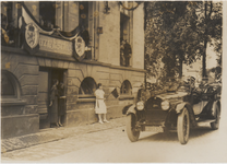 M 3727 Koningin Wilhelmina en Prins Hendrik brengen een bezoek aan Tiel. Op de foto rijdt de hofauto met het Koninklijk ...