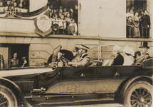 M 3728 Koningin Wilhelmina en Prins Hendrik brengen een bezoek aan Tiel. Op de foto rijdt de hofauto met het Koninklijk ...