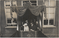 M 3729 Koningin Wilhelmina en Prins Hendrik brengen een bezoek aan Tiel. Eventueel Op het bordes van het Gemeentehuis ...