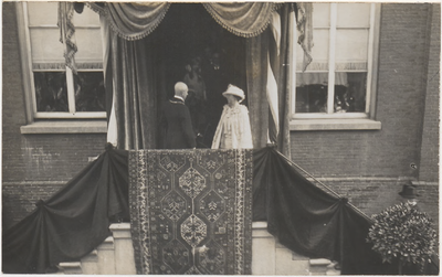 M 3730 Koningin Wilhelmina en Prins Hendrik brengen een bezoek aan Tiel. Op het bordes van het Gemeentehuis in de ...