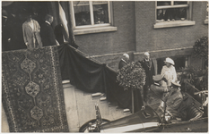 M 3731 Koningin Wilhelmina en Prins Hendrik brengen een bezoek aan Tiel. Op de foto eventueel het bordes van het ...