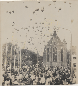 M 3733 Het oplaten van de ballonnen op Koninginnedag, in de St. Agnietenstraat. Op de achtergrond rechts de St. Ceciliakapel