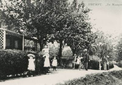 377 Fiets- en wandelpad De Moespot in Drumpt. Geheel links de boerderij van de heer Van Wijk. Tiel, 1920.
