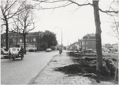 M 3783 De Lingedijk. Rechts op de foto worden, na het dempen van de sloot rond het kerkhof Ter Navolging , bomen ...