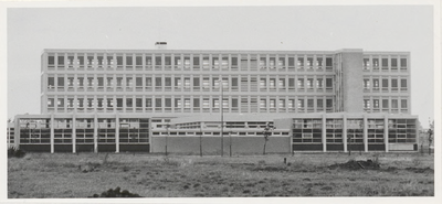 M 3803 Het schoolgebouw van de L.T.S. gelegen aan de Teisterbantlaan 2. De foto is genomen van uit het noorden