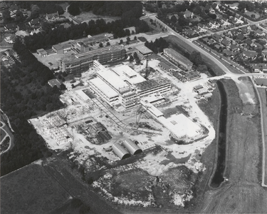 M 3813 Boven het midden de bouw van het nieuwe ziekenhuis Rivierenland. Bovenaan het oude ziekenhuis Bethesda. De ...