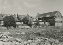 M 383 De achterzijde van de Hucht. De huizen zijn gebouwd op het stuk grond dat verhoogd is met de grond die bij het ...