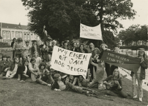M 389 De States Jongeren protesteren in het Kalverbos tegen het feit dat zij geen jeugdcentrum hebben. Ze willen een ...